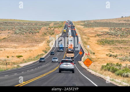 Moab, Stati Uniti d'America - 13 agosto 2019: inceppamento di traffico dal cantiere di lavoro con molte automobili su Utah Scenic Byway autostrada con i carrelli e i segni sulla strada 191 Foto Stock