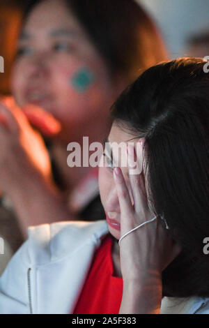 Tokyo, Giappone. Xx oct, 2019. Ueno Yuka del Giappone reagire durante la Coppa del Mondo di Rugby 2019 gioco Giappone contro il Sud Africa. Il gioco è stato a uno schermo a una Fanzone organizzata dal Governo Metropolitano di Tokyo. Foto scattata domenica 20 ottobre, 2019. Foto di: Ramiro Agustin Vargas Tabares Credito: Ramiro Agustin Vargas Tabares/ZUMA filo/Alamy Live News Foto Stock