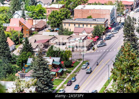 Ouray, STATI UNITI D'AMERICA - Agosto 14, 2019: alta antenna di angolo di vista panoramica delle vetture su strada in piccole città in Colorado con city main street storica architettura Foto Stock