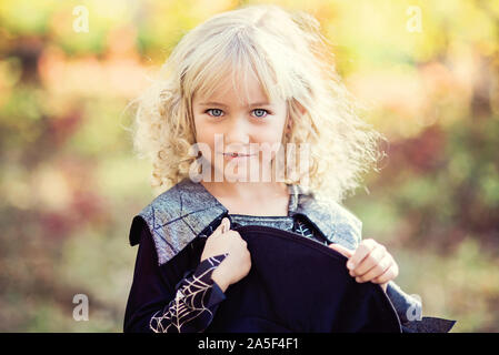 Il dolce delizia per i bambini. Piccola ragazza tenere lollipop sul  bastone. Felice Candy girl. Un bambino piccolo con dolci lollipop. Infanzia  felice cibo, spazio di copia Foto stock - Alamy