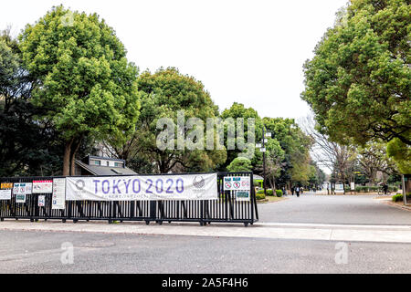 Tokyo, Giappone - 28 Marzo 2019: Yoyogi Park vicino al Tempio di Meiji con segno per 2020 olympics banner sul recinto strada percorso stradale pubblicità Foto Stock