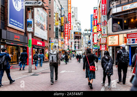 Tokyo, Giappone - 28 Marzo 2019: quartiere Shibuya e famoso Koen dori street nel centro città con segni e colorata architettura con i negozi per lo shopping Foto Stock