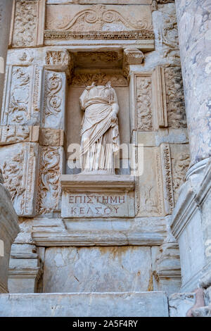 Statua di conoscenza sulla parte esterna della biblioteca di Celso a Efeso la Turchia Foto Stock