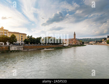 Vista panoramica sul fiume dige in serata a Verona Foto Stock