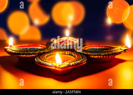 Indian Festival Diwali, Diya lampade a olio accesa sulla colorata rangoli. Tradizionale indù. Felice Deepavali. Copia spazio per il testo. Foto Stock