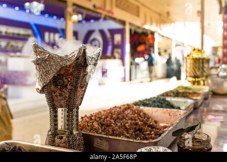 Arabo tradizionale Bukhoor incenso di legno di agar bruciatore in un Mabkhara utilizzato nella Majlis, Ramadan Eid e occasioni Foto Stock