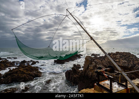 Al netto degli attrezzi da pesca lungo la costa atlantica a Le Pouliguen, dipartimento Loire-Atlantique, Francia occidentale. Foto Stock