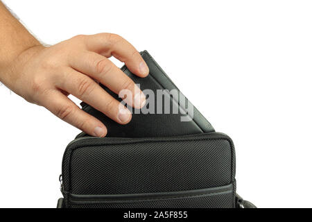 La mano tira fuori, mette il portafoglio al di fuori del sacchetto. Su sfondo bianco. Foto Stock