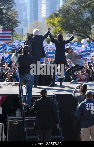 Città di Long Island, New York, Stati Uniti d'America. Xix oct, 2019. New York sost. Alessandria Ocasio-Cortez con presidenziale democratica, speranzoso Sen. Bernie Sanders durante un Bernie Torna al rally di Queensbridge Park. Credito: Ron Adar SOPA/images/ZUMA filo/Alamy Live News Foto Stock