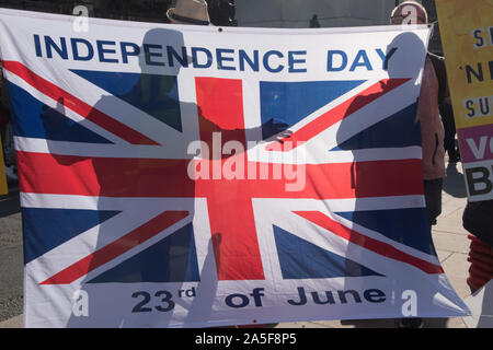 Brexit Group of Leavers, Brexiteers with Union Jack flag Independence Day 23 giugno 2016 la data del referendum per lasciare l'Unione europea. Super sabato 19 ottobre 2019 Parliament Square Londra 2010s UK HOMER SYKES Foto Stock