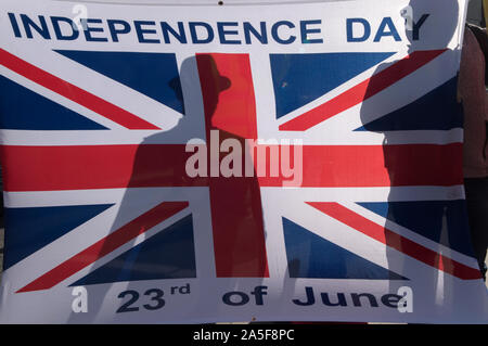 Brexit Group of Leavers, Brexiteers with Union Jack flag Independence Day 23 giugno 2016 la data del referendum per lasciare l'Unione europea. Super sabato 19 ottobre 2019 Parliament Square Londra 2010s UK HOMER SYKES Foto Stock