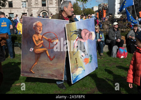 Kaya Mar artista turco fumettista politico con i suoi dipinti di Jeremy Corbyn e Boris Johnson. 2019 Londra UK. La dimostrazione in piazza del Parlamento per i popoli votazione campagna. HOMER SYKES Foto Stock