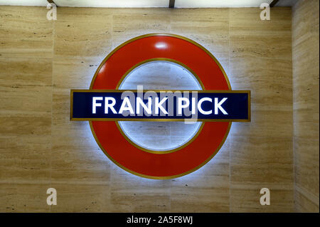 Logo Frank Pick Tube nella stazione della metropolitana di Piccadilly Circus Foto Stock