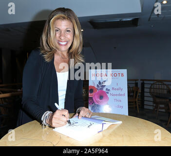 HUNTINGTON, NY - Ott 15: Hoda Kotb segni copie del suo libro "Ho davvero bisogno di questo oggi" presso il libro Revue su ottobre 15, 2019 a Huntington, New York. Foto Stock