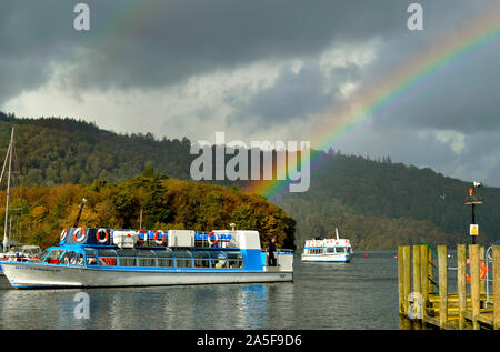 Rainbow in Bowness-on-Windermere una città sulla riva del lago di Windermere in Cumbria Foto Stock