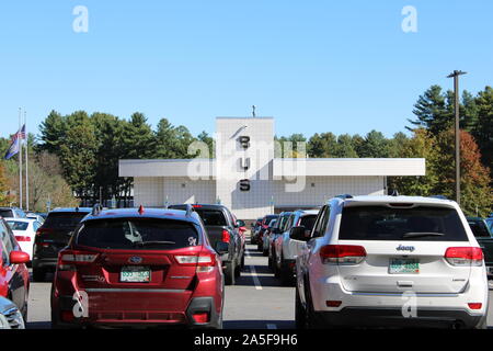 Piena parcheggio in corrispondenza di una stazione di autobus Foto Stock