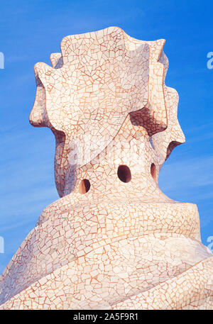 Dettaglio del camino del tetto a schiera. Casa Mila, La Pedrera, di Antoni Gaudi. Barcellona, Spagna. Foto Stock