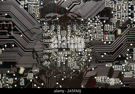 Scheda a circuito stampato e microchip, o cpu closeup - Componente elettronico per apparecchiature digitali, il concetto di sviluppo di elettrico circuito calcolatore Foto Stock