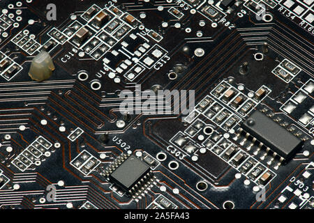 Scheda a circuito stampato e microchip, o cpu closeup - Componente elettronico per apparecchiature digitali, il concetto di sviluppo di elettrico circuito calcolatore Foto Stock