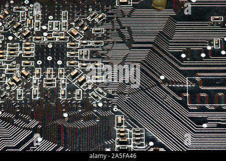 Scheda a circuito stampato e microchip, o cpu closeup - Componente elettronico per apparecchiature digitali, il concetto di sviluppo di elettrico circuito calcolatore Foto Stock