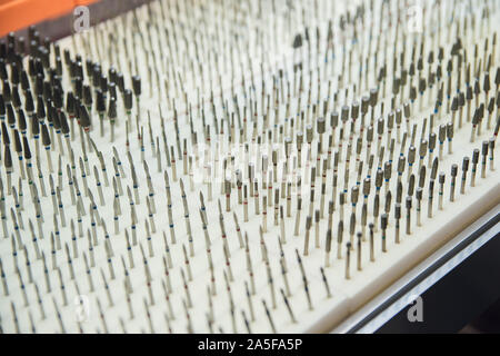 Un sacco di diamante frese per manicure. Vasta gamma di strumenti professionali per manicure e pedicure master. Foto Stock