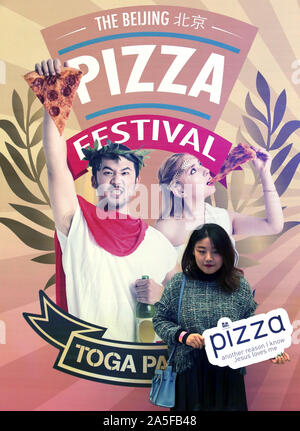 Pechino, Cina. Xx oct, 2019. Le persone che frequentano la nuova Pizza Festival a Pechino, domenica, 20 ottobre 2019. Della Cina di capitale, come Shanghai, continuare a promuovere il cibo occidentale di cultura, come festival e concorsi con il paese della classe media emergente abbracciando la pizza, hamburger, tacos, blues band e molti dei tradizionali americane festività - natale, ringraziamento, Pasqua, Halloween e il 4 di luglio. Foto di Stefano rasoio/UPI Credito: UPI/Alamy Live News Foto Stock