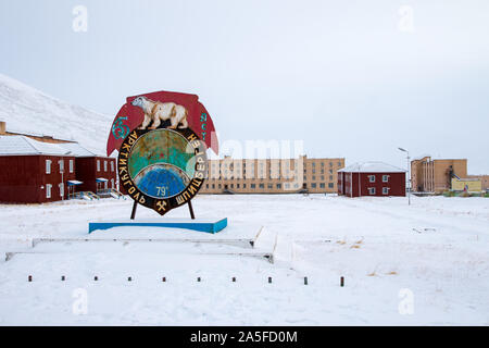 Pyramiden, Norvegia - Agosto 2017: Pyramiden nell arcipelago delle Svalbard. Edificio e monumento socialista come un simbolo di coal mining company. Foto Stock