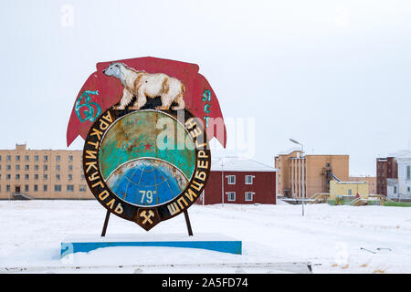 Pyramiden, Norvegia - Agosto 2017: Pyramiden nell arcipelago delle Svalbard. Edificio e monumento socialista come un simbolo di coal mining company. Foto Stock