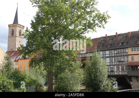 Blick auf die Krämerbrücke in der Altstadt von Erfurt in Ostdeutschland Foto Stock