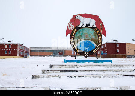 Pyramiden, Norvegia - Agosto 2017: Pyramiden nell arcipelago delle Svalbard. Edificio e monumento socialista come un simbolo di coal mining company. Foto Stock