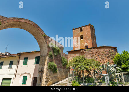 Castruccio Castracani arco medievale e la torre a Montopoli in Val d'Arno. Si tratta di un comune in provincia di Pisa in Italia la Regione Toscana. Foto Stock