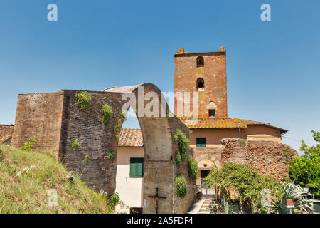 Castruccio Castracani arco medievale e la torre a Montopoli in Val d'Arno. Si tratta di un comune in provincia di Pisa in Italia la Regione Toscana. Foto Stock