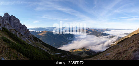 Dopo l'alba la nebbia si addensa al di sopra delle valli. Sullo sfondo le cime del Wiesbachhorn, Kitzsteinhorn e il Großglockner sono visibili su questo Foto Stock