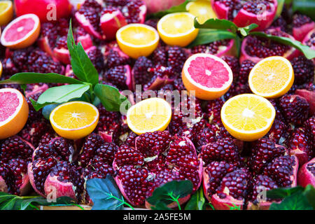 Assortimento di frutta fresca: arancione, melograno, pompelmi e limone. Foto Stock