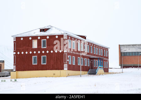 Pyramiden, Norvegia - Agosto 2017: Vecchia, dipinta di rosso edificio abbandonato in Pyramiden nell arcipelago delle Svalbard. Foto Stock