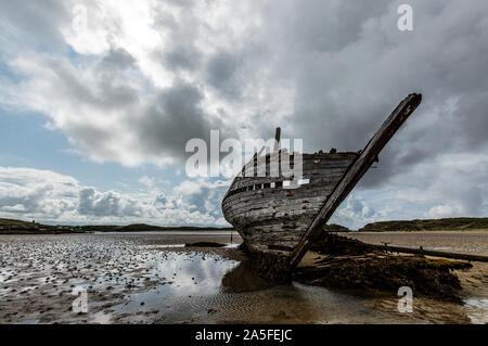 Il peschereccio Cara na Mara (amico del mare) collegato a massa sulla spiaggia Magheraclogher in Bunbeg, County Donegal dagli anni settanta Foto Stock