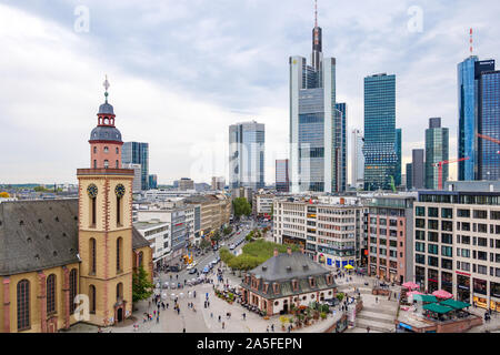 Antenna vista superiore sulla pubblica piazza a Haupwache stazione ferroviaria, circondato da edifici per lo shopping e la Chiesa, e sullo sfondo dei grattacieli moderni. Foto Stock