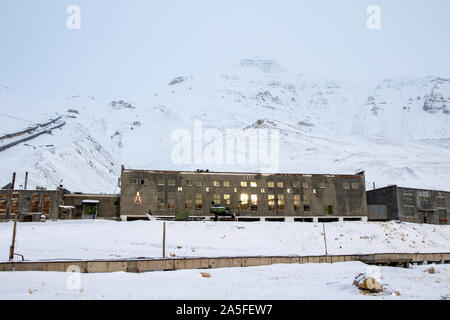 Pyramiden, Norvegia - Agosto 2017: vecchi edifici abbandonati in Pyramiden nell arcipelago delle Svalbard. Foto Stock