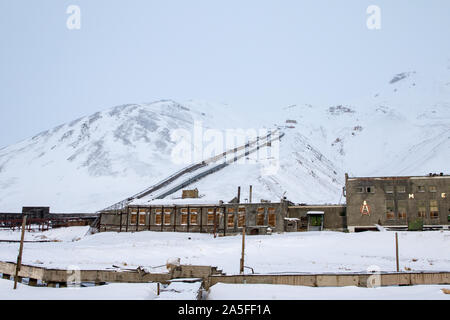 Pyramiden, Norvegia - Agosto 2017: vecchi edifici abbandonati in Pyramiden nell arcipelago delle Svalbard. Foto Stock