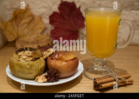 Sea-frangola tè con cannella e mele cotte con miele, farcito con noci e uvetta. Foto Stock