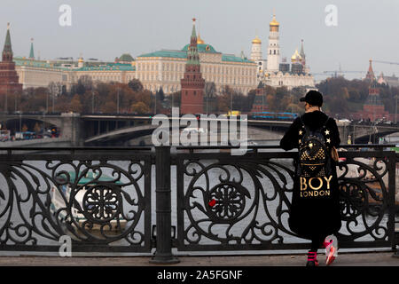 Autunno vista del fiume Moskva, Bolshoy Kamenny Bridge e il Cremlino dal ponte Patriarshy a Mosca, Russia Foto Stock