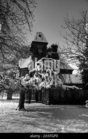 Alexandra Park Gatehouse di notte, Moss Side, Whalley Range, Manchester REGNO UNITO Foto Stock