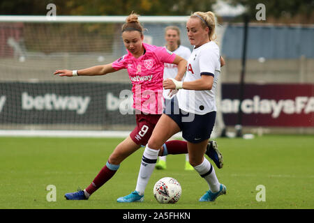 Dagenham, Regno Unito. Xx oct, 2019. DAGENHAM, Inghilterra - 20 ottobre: un lettore di speroni di schermare la palla da Martha Thomas del West Ham United WFC durante la Continental Cup tra West Ham United donne e Tottenham Hotspur a Rush Green Stadium il 20 ottobre 2019 in Dagenham, Inghilterra Credit: Azione Foto Sport/Alamy Live News Foto Stock