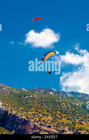 Persone parapendio in Oludeniz, Riviera Turca, Turchia Foto Stock