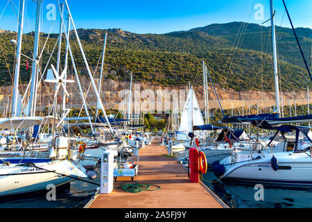 Barche a vela ormeggio in marina a Kas, Riviera Turca, Turchia Foto Stock