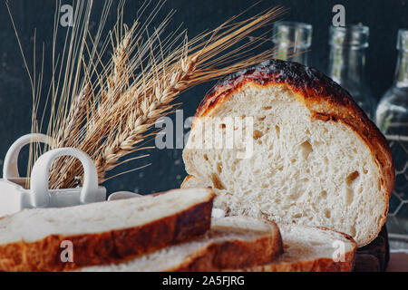 Appena sfornati di lievito di pasta acida libera pane di grano con sale di nero. Torte fatte in casa. Foto Stock