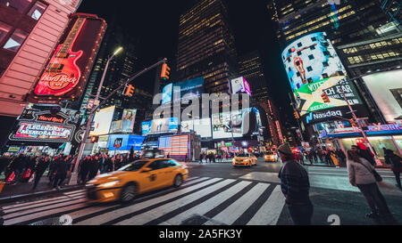 La città di New York, Stati Uniti - 4 Aprile, 2019: affollate di persone, auto trasporto di traffico, cartelloni pubblicitari e segni di notte in Times Square Foto Stock