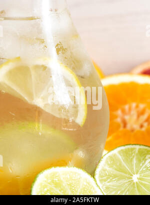 Detox Acqua con limone, calce e arancione Foto Stock