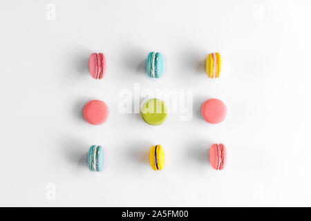 Diverso colore e sapore macarons impostare isolato su bianco vista superiore Foto Stock