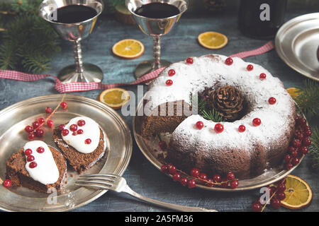 Natale e Anno Nuovo torta con i bicchieri di vino rosso Foto Stock